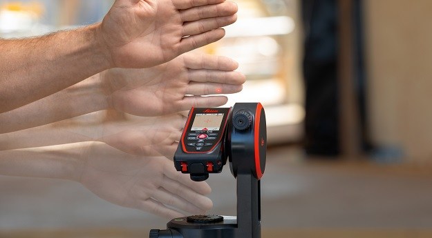 Distance meters with gesture-triggered readings