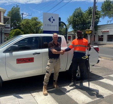 David Visciglio (C.R. Kennedy) and Immanuel Ibeanu (SADB directional drilling company) with the Leica Geosystems iCON gps 160 rover.