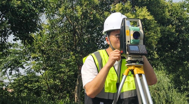 Surveying total station with dual displays
