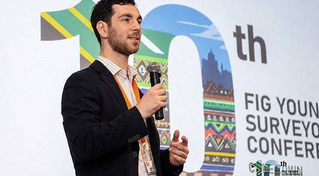 Global perspectives informing Australian surveying